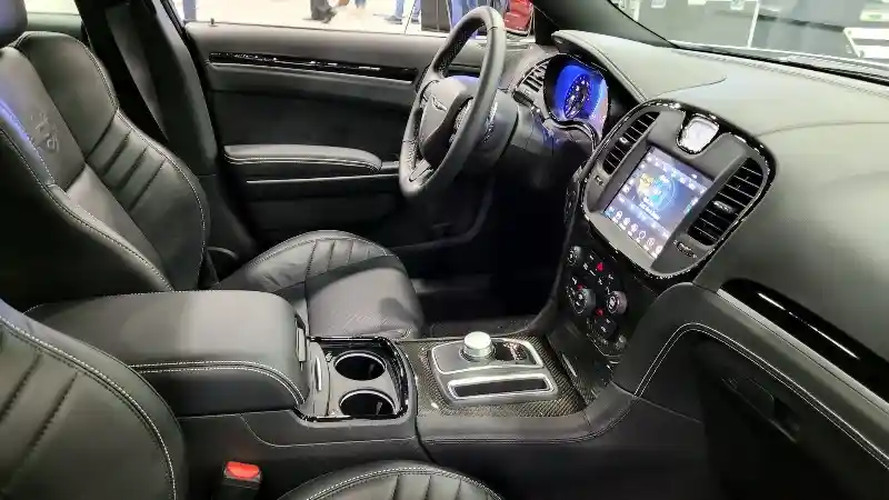 Foto - Mobil Mesin Besar Masih Diminati, Chrysler 300C 2023 Ludes Dalam 12 Jam