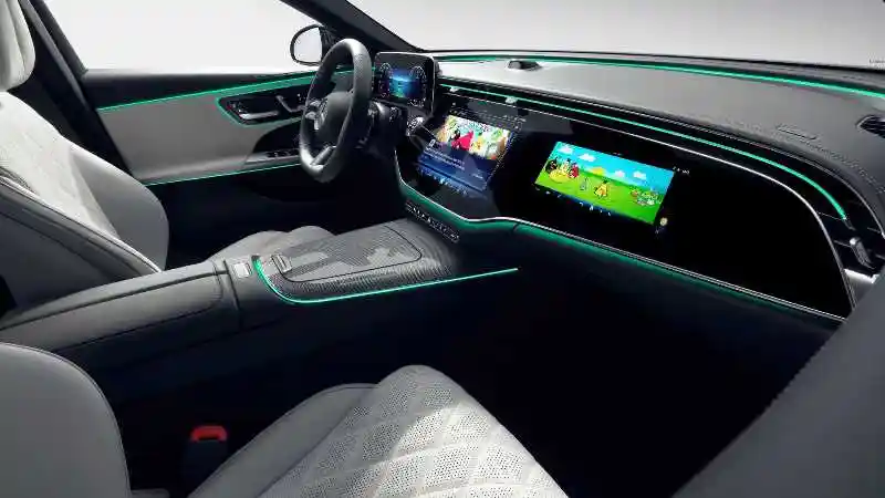 Foto - Interior Mercedes-Benz E300 Generasi Mendatang Dilengkapi Layar Lebar dan Bisa untuk Tik-Tok
