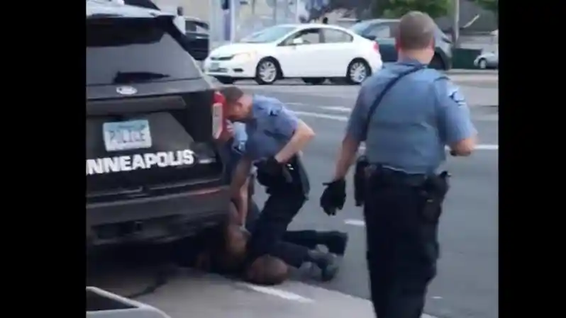 Foto - Mobil Polisi Aksi Viral Rasis George Floyd, Lolos Tabrakan 120 Km/Jam 