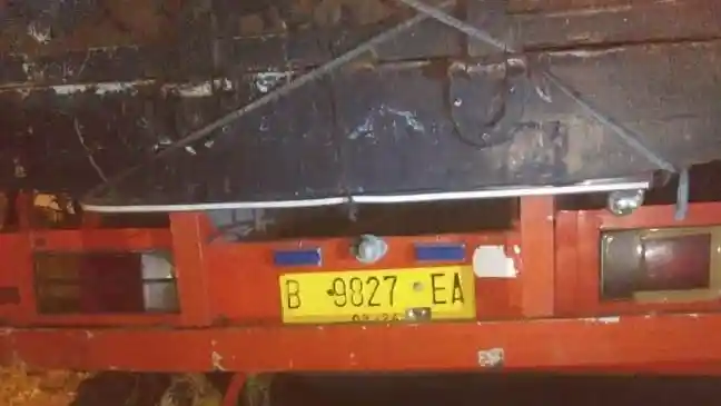 Foto - Geram, Sopir Truk Fuso Ini Tabrakkan Kendaraannya ke Badan Bus yang Kabur Usai Senggol Spion