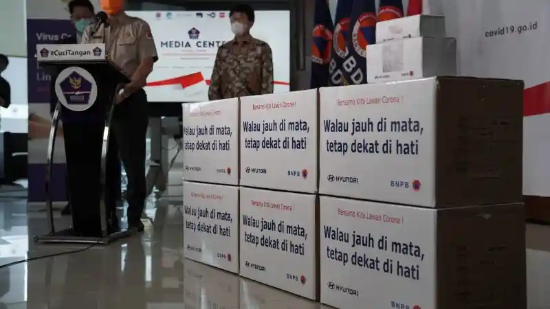 Foto - 10 Ribu set APD dari Hyundai Indonesia