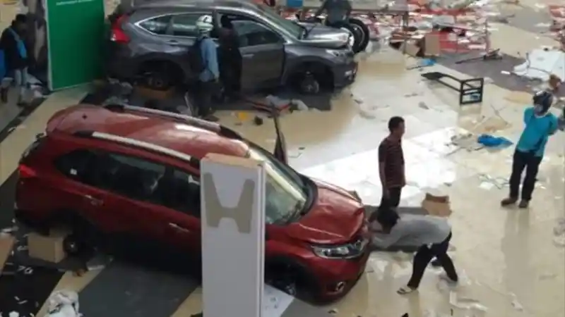 Foto - Pasca Gempa Palu, Komponen Mitsubishi Xpander Hingga Honda CR-V Dijarah