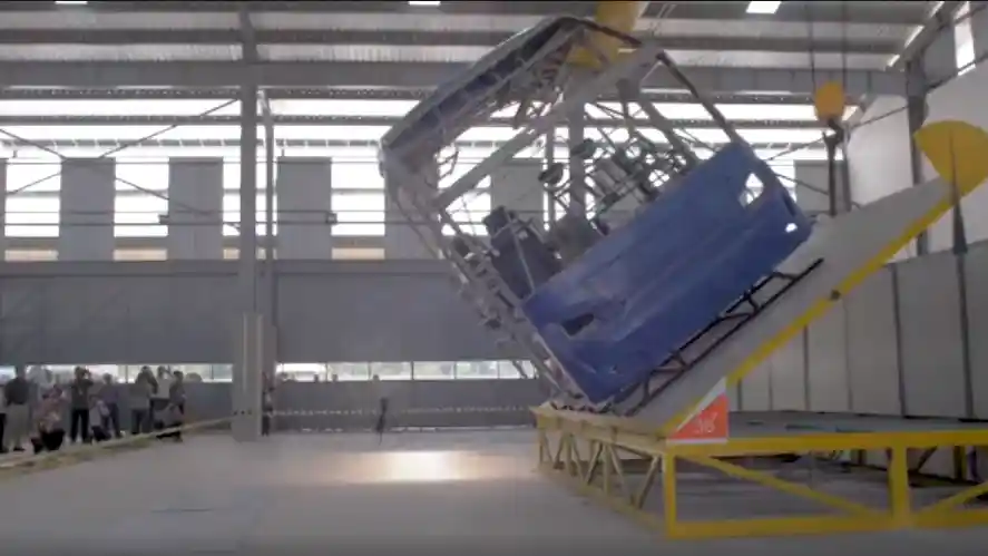 Bus - Karoseri Laksana Kenalkan Uji Guling Bus Berstandar Uni Eropa