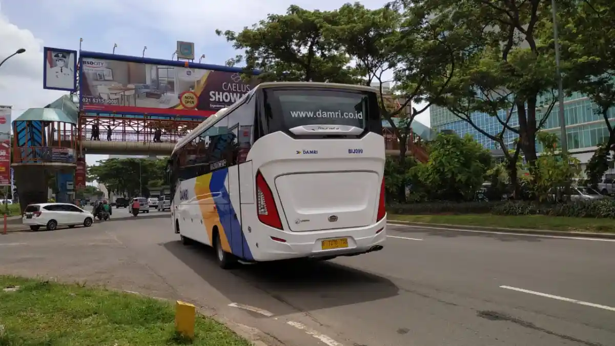 Foto - Menikmati Ayunan Lembut Suspensi Bus Midi Mercedes-Benz OF 917 Armada Perum Damri
