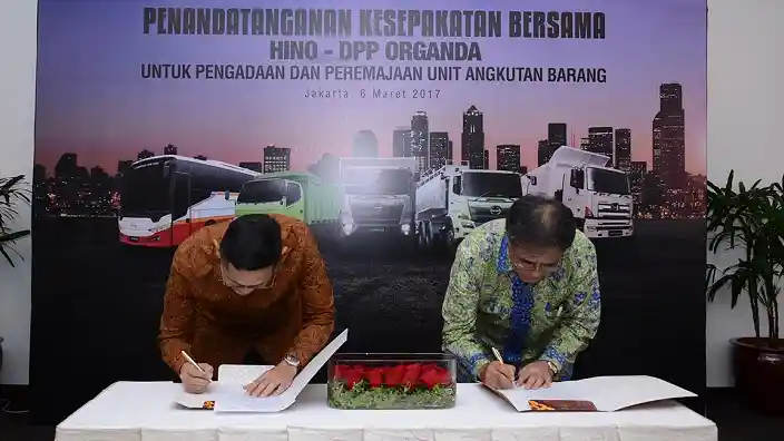 Foto - DPP Organda Remajakan 85 Armada Truk Pelabuhan dengan Hino Ranger Terbaru