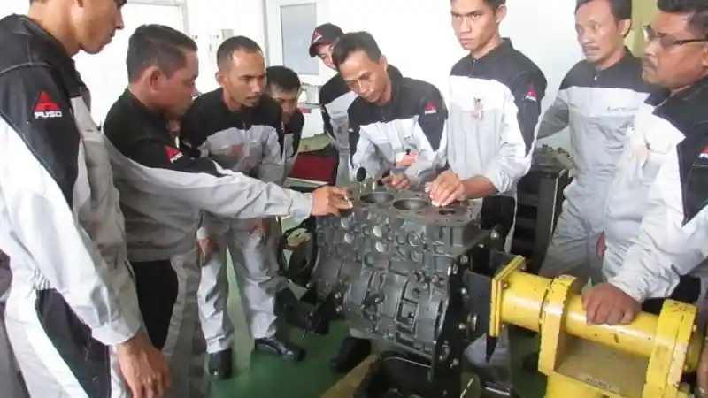 Berita - KTB Beri Pelatihan Mekanik Konsumen Fleet Bersertifikasi di Markas Mitsubishi Fuso