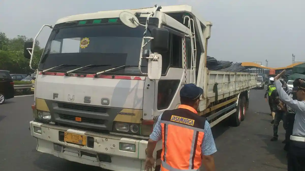 Berita - Jasa Marga Tertibkan Truk Overtonase di Jalan Tol Prof Sedyatmo, Kapuk
