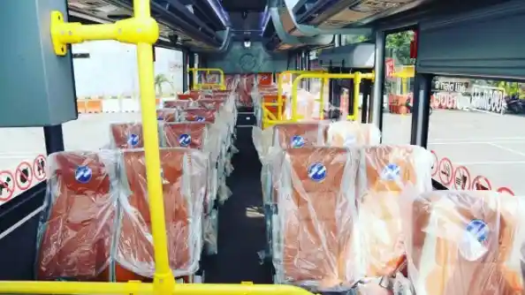 Bus - Kabin Bus Royaltrans Dilengkapi dengan Charger Smartphone