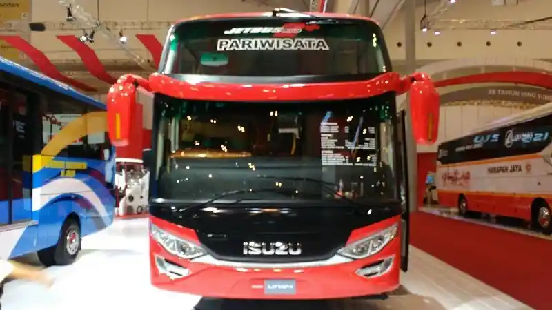 Bus - GIIAS 2017 : Seperti Inilah Spesifikasi Bus Isuzu LT 134 yang Baru Diluncurkan