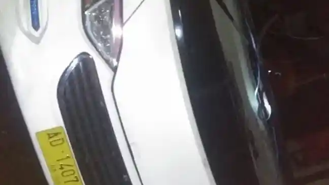 Foto - Geram, Sopir Truk Fuso Ini Tabrakkan Kendaraannya ke Badan Bus yang Kabur Usai Senggol Spion