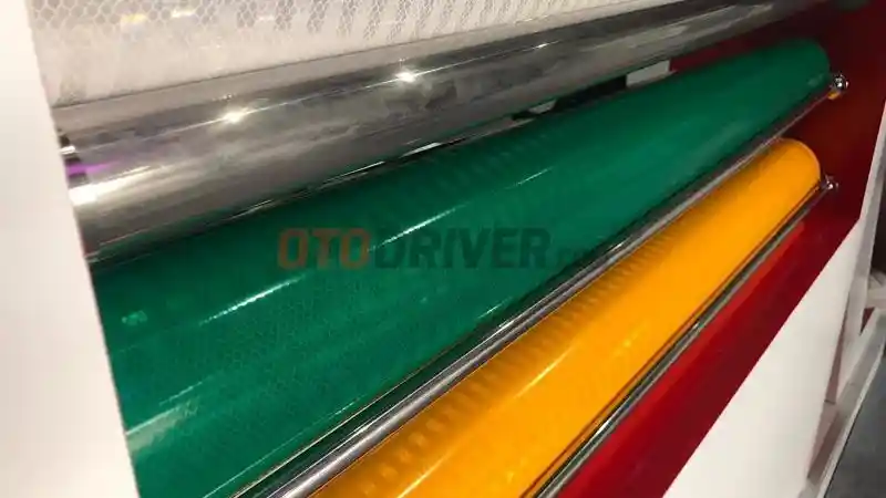 Foto - Stiker Reflektor 3M RP 1,1 Juta/Roll, Simak Fungsi dan Kegunaannya