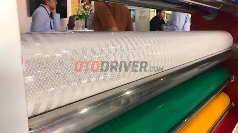 Foto - Stiker Reflektor 3M RP 1,1 Juta/Roll, Simak Fungsi dan Kegunaannya