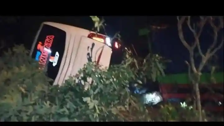 Foto - Geram, Sopir Truk Fuso Ini Tabrakkan Kendaraannya ke Badan Bus yang Kabur Usai Senggol Spion