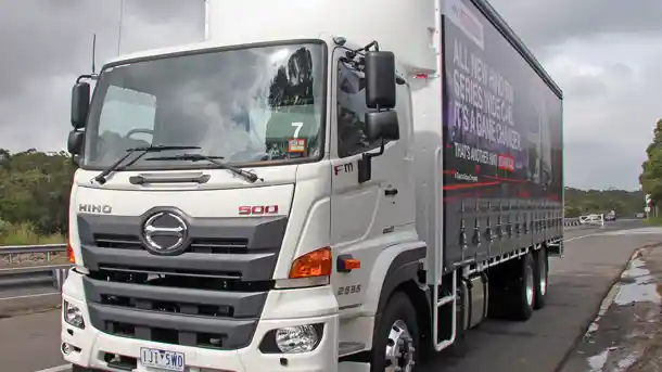 Truk - Truk Hino 500 Series Wide Body Mengaspal di Australia