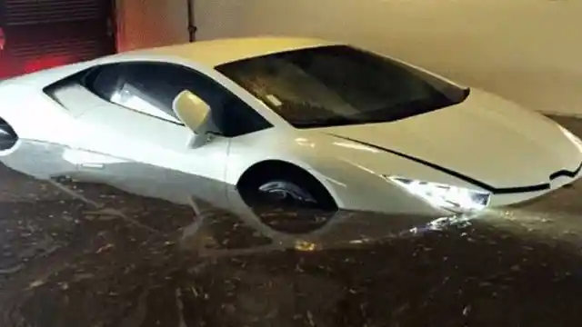 Berita - Baru Dikirim, Lamborghini Huracan Ini Terendam Banjir