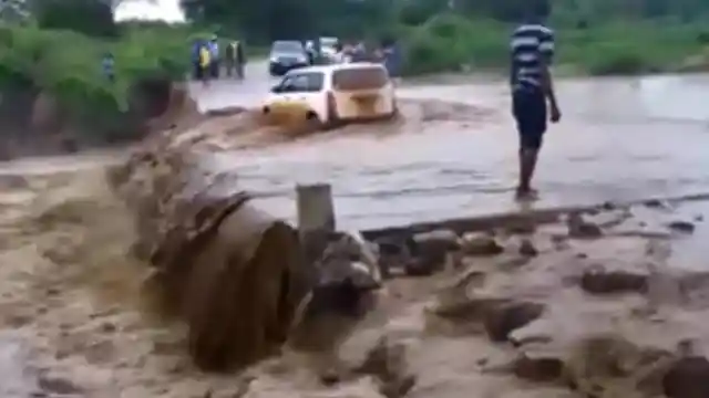Berita - VIDEO: Nekat Terjang Banjir, MPV Ini Hanyut di Sungai