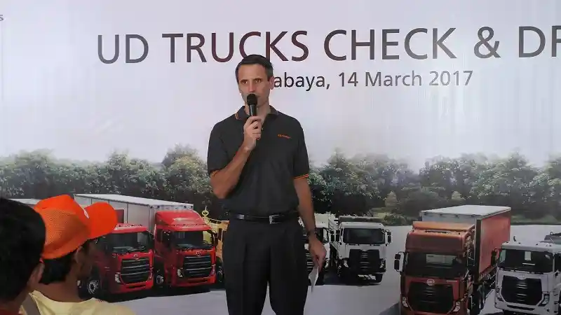 Foto - Dekatkan Diri ke Pelanggan, UD Trucks Gelar Acara ‘Check and Drive’ Truk Quester di Surabaya