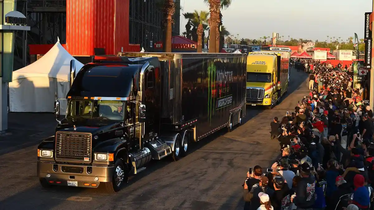 Berita - Nascar Hauler Parade, Ajang Pamer Truk Pengangkut Mobil Balap