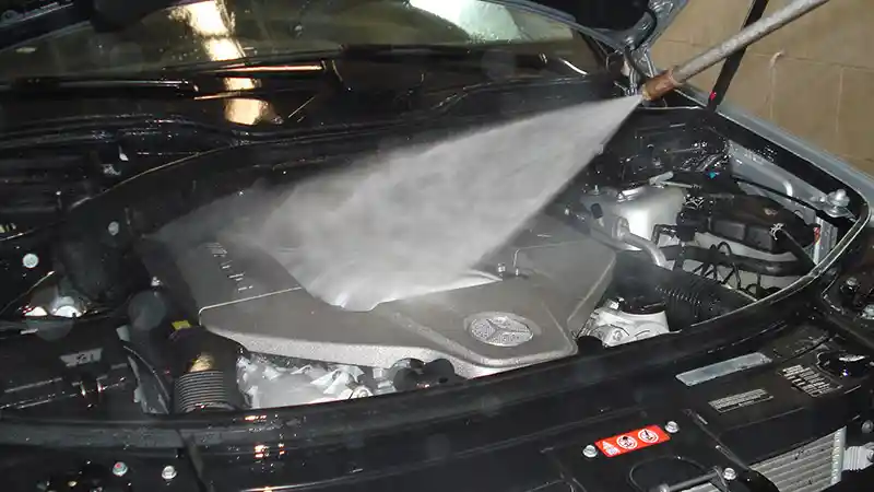 Tips - Tips Aman Mencuci Mesin Mobil