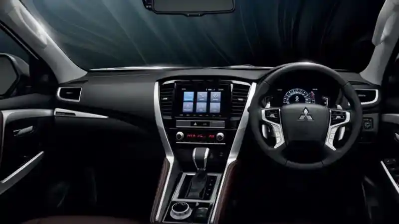 Foto - Pajero Sport Super Mewah Hadang Fortuner Legender