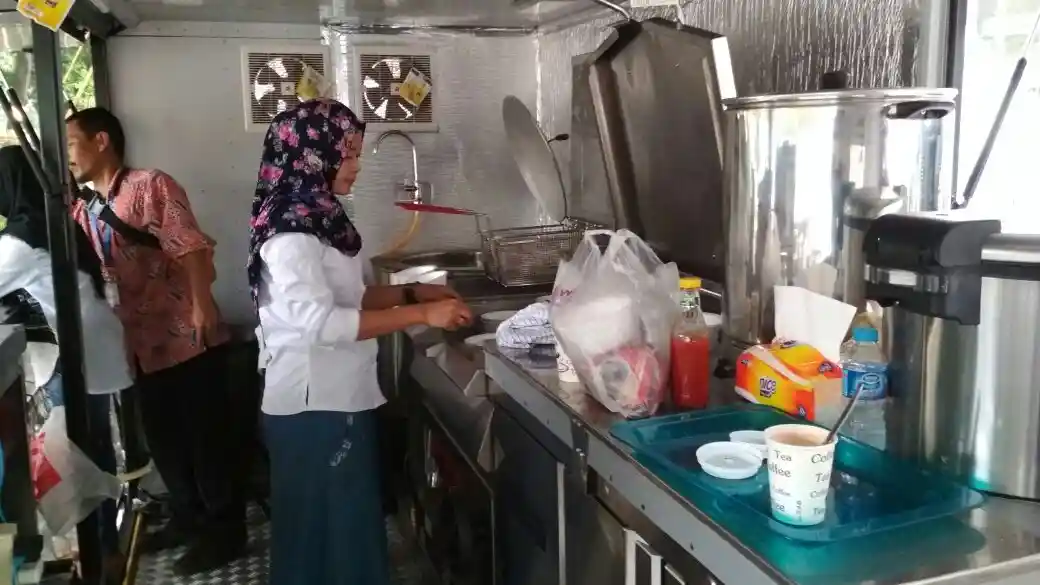 Foto - Truk Hino Dutro Ini Disulap Jadi Kendaraan Dapur untuk Militer, Bisa Memasak Aneka Jenis Makanan