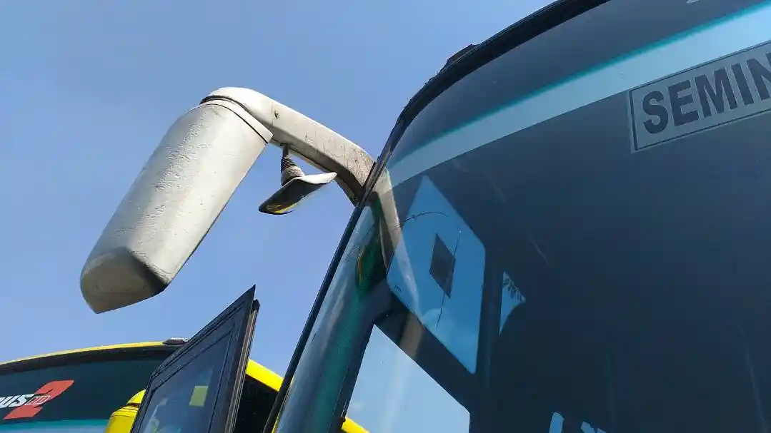 Foto - Angkutan Lebaran : Bus Ini Dilarang Berangkat karena Kaca Depan Diketahui Retak-retak