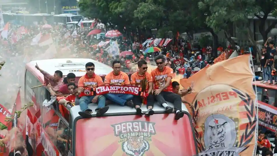 Foto - Bus Scania Double Decker Meriahkan Pawai Kemenangan Pemain Persija Juara Liga 1