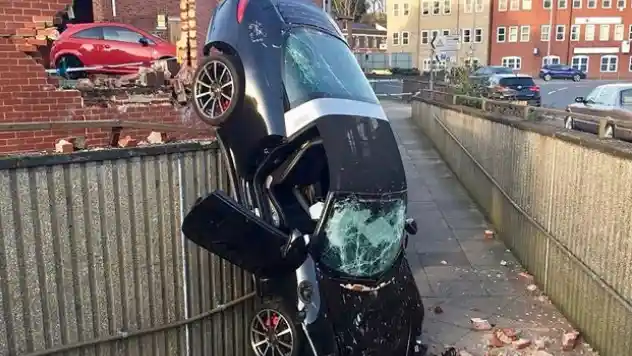 Berita - Porsche 911 'Menembus' Tembok Karena Ulah Pengemudinya