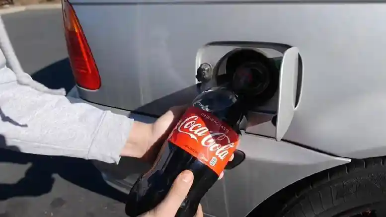 Berita - VIDEO: Bukannya Diisi Bensin, BMW Ini Malah Diisi Soda. Apa Jadinya? 