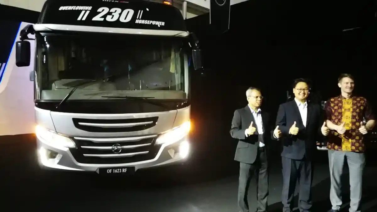 Foto - Peluncuran OF 1623 RF Simbol Kembalinya bus Mercedes-Benz Bermesin Depan di Indonesia
