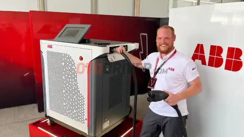 Foto - Mengenal Charger Yang Digunakan Oleh Mobil Balap Formula E