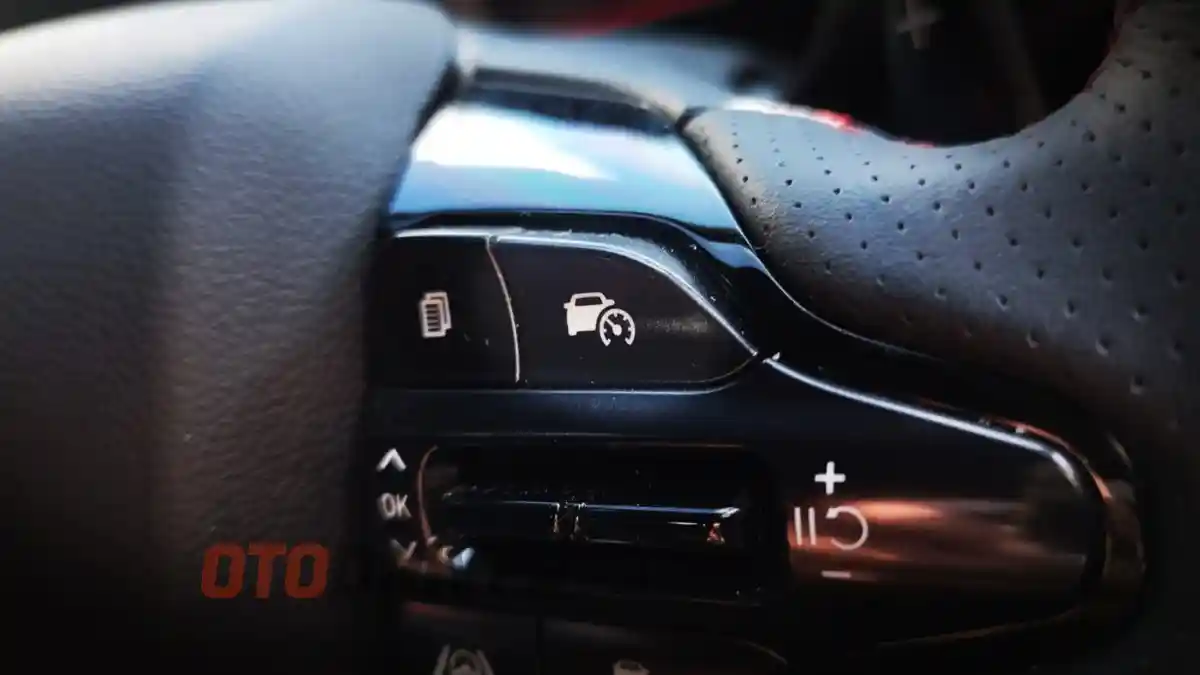 Tips - Mengaktifkan Fitur Adaptive Cruise Control Selama Perjalanan Berjam-Jam, Apakah Aman?
