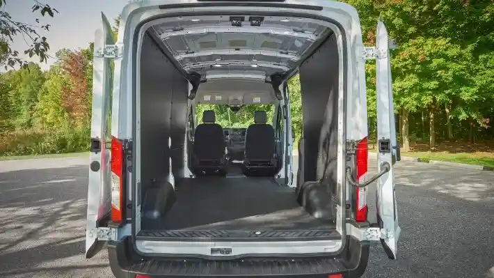 Foto - Ford Transit Versi 2021 Hadirkan Kemudahan Angkutan Barang