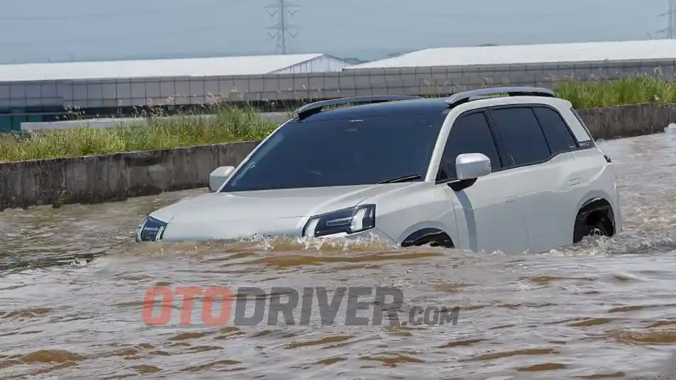 Mobil Listrik - Mobil Listrik Wajib Diservis Setelah Menyeberang Banjir?