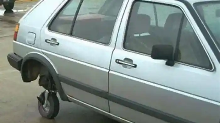 Foto - Gambar Lucu: Mengganti Part Seadanya Saat Darurat