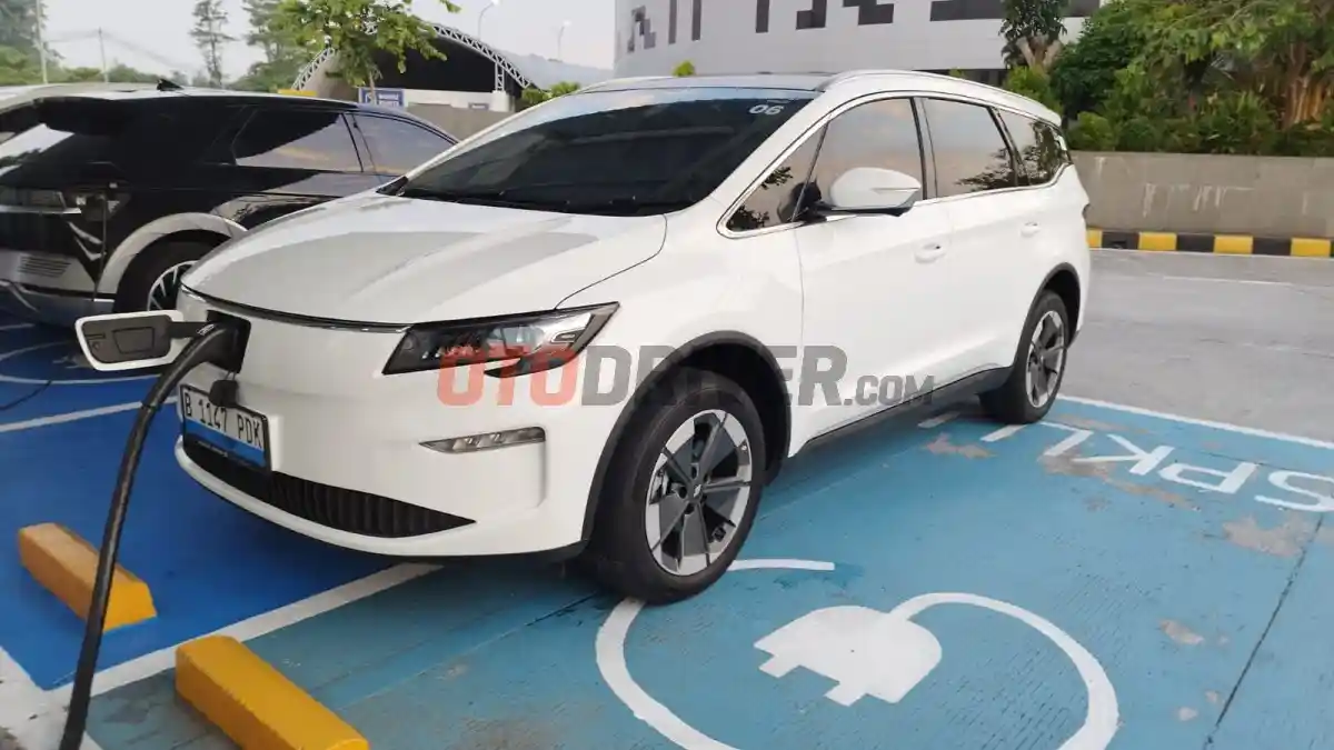 Foto - Tes Jalan Aletra L8 Sejauh 500-an Kilometer, Ruang Kabinnya Lega