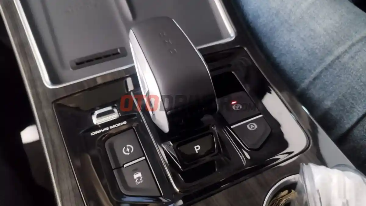 Foto - Beberapa Keunggulan Aletra L8, Kabin Terbesar Di Kelasnya Dan Bisa Didorong Saat Parkir Paralel