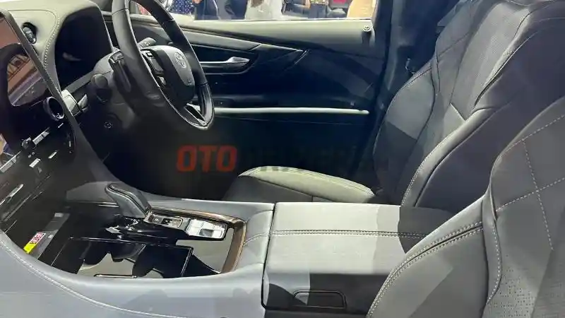 Foto - Toyota Alphard Hybrid Resmi Meluncur di GIIAS 2023