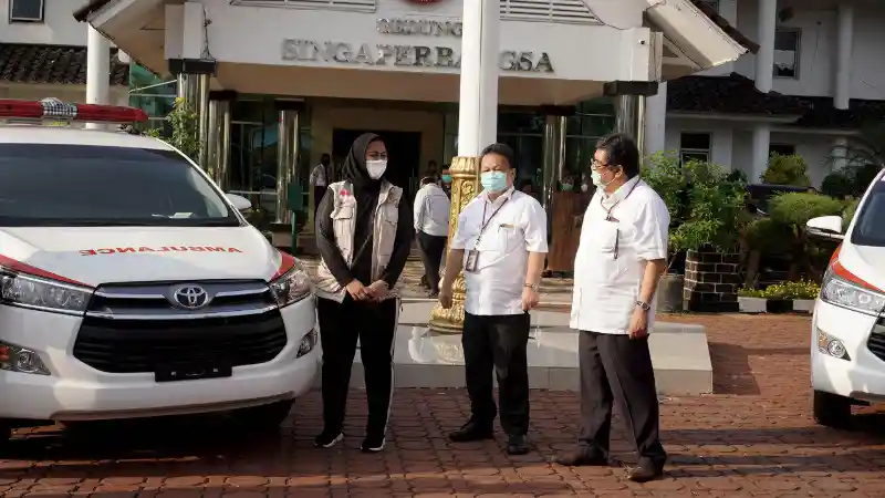 Berita - Pabrik Toyota Rajin Sumbang Innova Ambulance ke Berbagai Instansi
