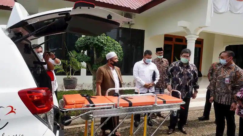 Berita - Serah Terima Ambulans Kijang Innova Kepada Pondok Pesantren
