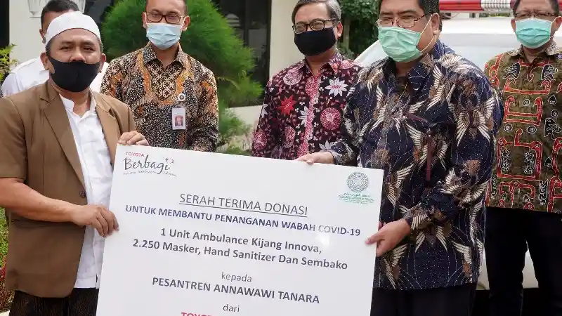 Foto - Serah Terima Ambulans Kijang Innova Kepada Pondok Pesantren