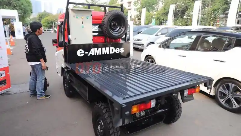 Foto - Mencoba Mobil Pedesaan Rakitan Dalam Negeri