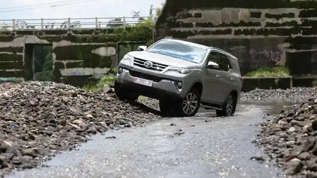 Foto - Komparasi Spek Nissan Terra VS Toyota Fortuner