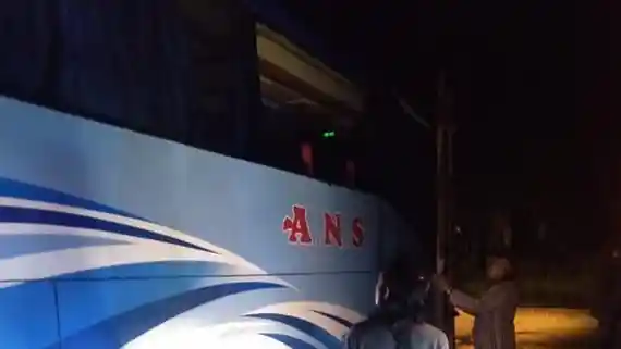 Foto - Bus ANS Jadi Sasaran Pelemparan Batu di Jambi