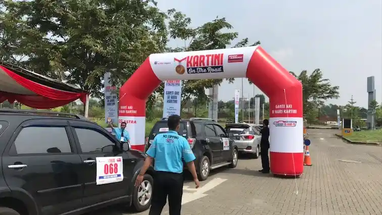 Foto - Peringati Hari Kartini, Rekor Ganti Aki Mobil Terbanyak Oleh Wanita Berhasil Dipecahkan