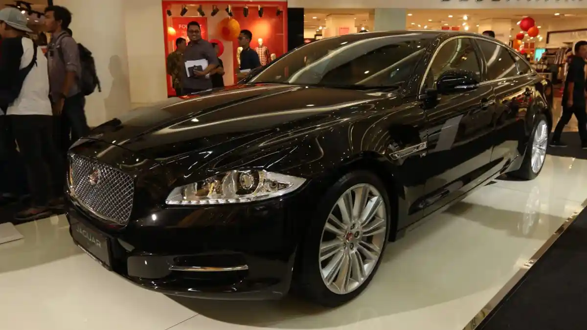 Foto - Naik Garuda Indonesia, Diantar Jemput Jaguar XJ dan Range Rover