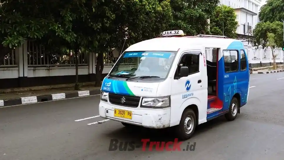 Foto - Pegawai Swasta Juga Nantinya Wajib Naik Transjakarta