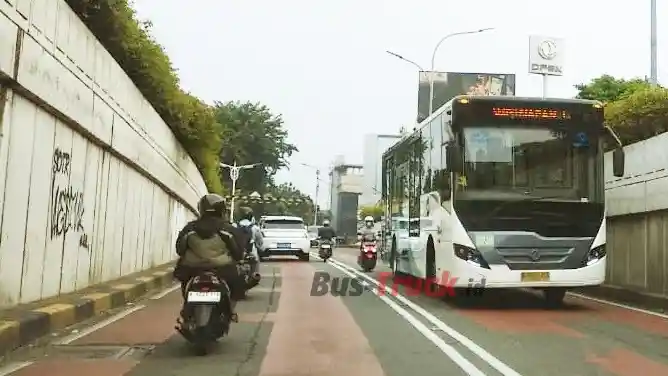 Bus - Pelajar Sampai Pencari Kerja Diusulkan Gratis Naik Transjakarta