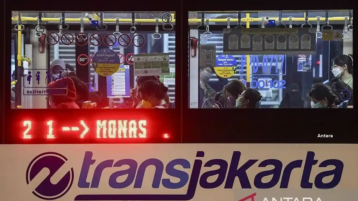 Bus - Transjakarta: Boleh Buka Puasa Di Dalam Bus