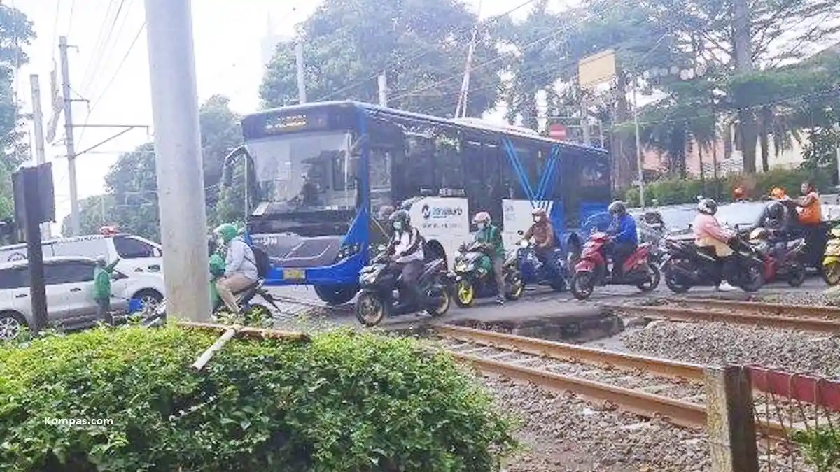 Bus - Transjakarta Akan Tempatkan Petugas Di Perlintasan Kereta Api